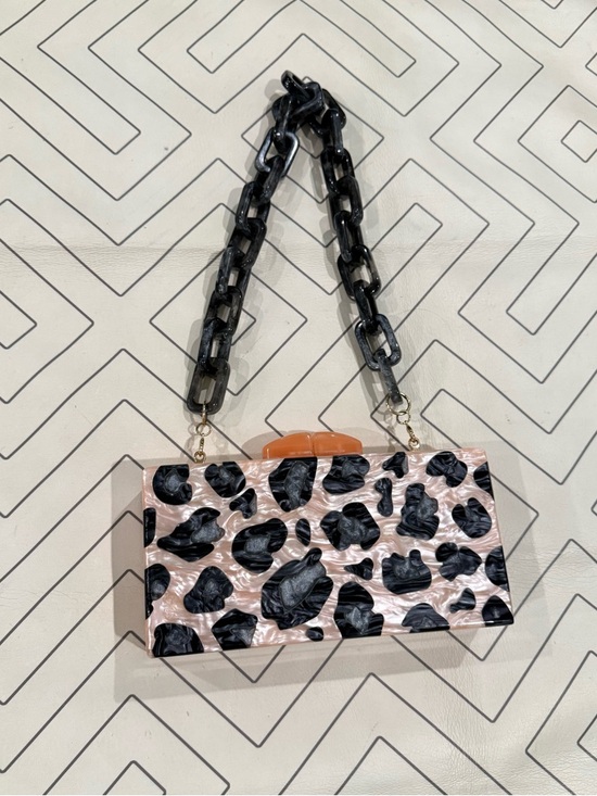Tuckernuck Handbags - Tuckernuck Pink Leopard Acrylic Purse and Chain Acrylic Strap